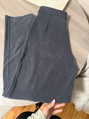 NWT Lululemon Softstreme Pintuck Mid-Rise Pant
Regular
